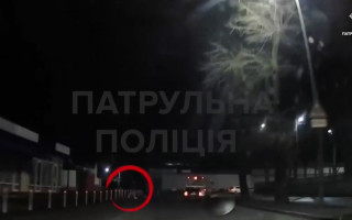 Намагався перейти дорогу у невстановленому місці на очах у поліції: у Києві покарали пішохода, відео