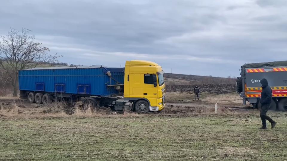 На Кировоградщине только на 12 день удалось достать из болота грузовик, объезжавший WIM-комплекс