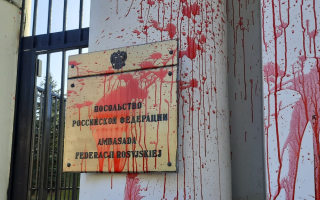 У Польщі активісти висипали купу гною під будинком російського посла