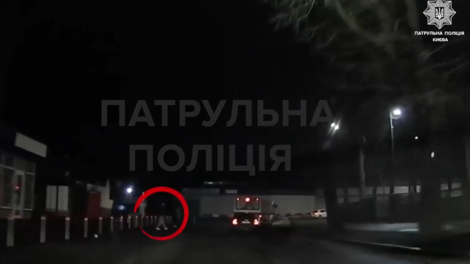 В Киеве пешеход чуть не попал под колеса автомобиля патрульных – теперь заплатит штраф