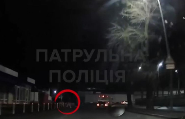 Пытался перейти дорогу в неустановленном месте на глазах у полиции: в Киеве наказали пешехода, видео