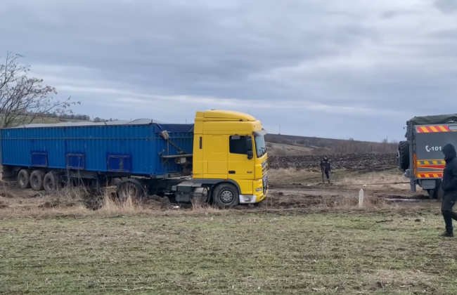 На Кировоградщине только на 12 день удалось достать из болота грузовик, объезжавший WIM-комплекс