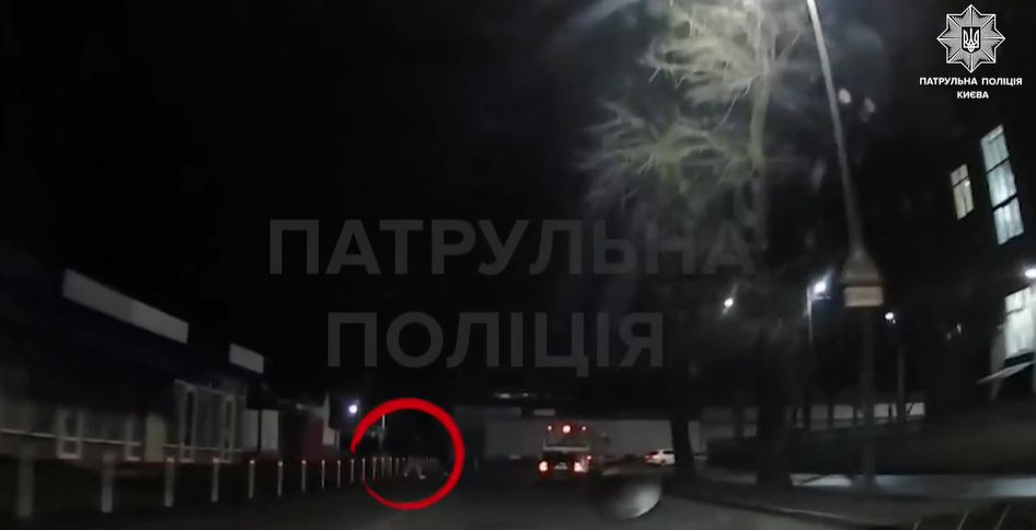 Пытался перейти дорогу в неустановленном месте на глазах у полиции: в Киеве наказали пешехода, видео