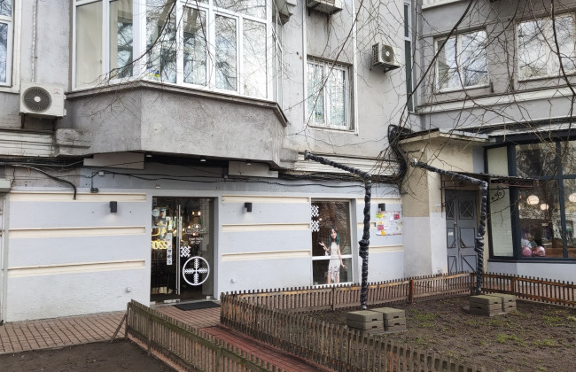 «Дом-самолет» на Арсенальной очистили от незаконной рекламы