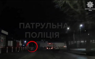 У Києві пішохід ледь не потрапив під колеса автівки патрульних – тепер заплатить штраф