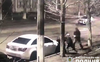 У Києві вдарили цеглиною по голові та пограбували військового