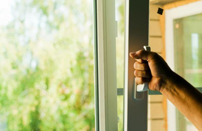 В Киеве 70-летняя женщина выбросилась из окна: подробности трагедии