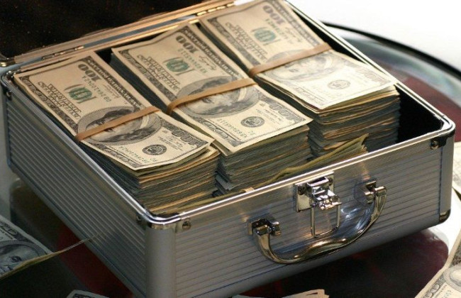 Банки существенно увеличили ввоз в Украину наличных долларов и евро