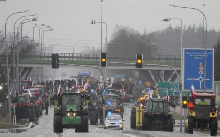 Польські фермери паралізували кордон: у чергах стоять близько 2500 тисяч вантажівок