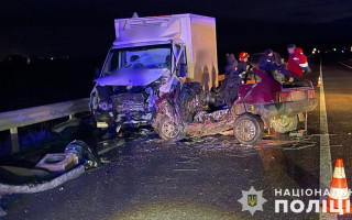 На Львівщині нетверезий водій легковика врізався в авто з евакуйованими військовими: є загиблі