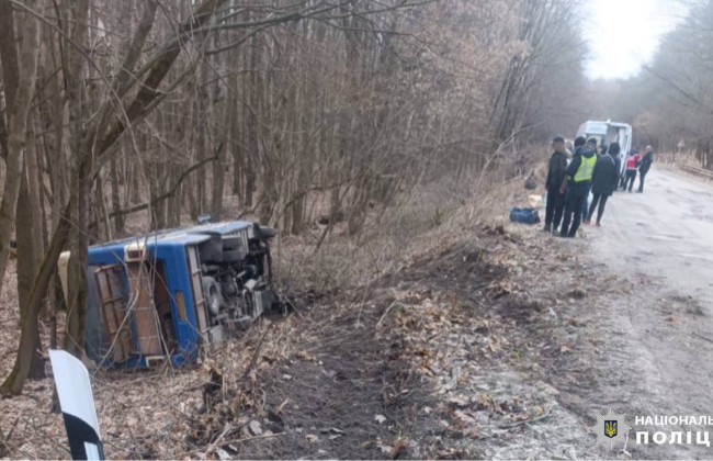 На Киевщине автобус с людьми съехал в кювет и перевернулся