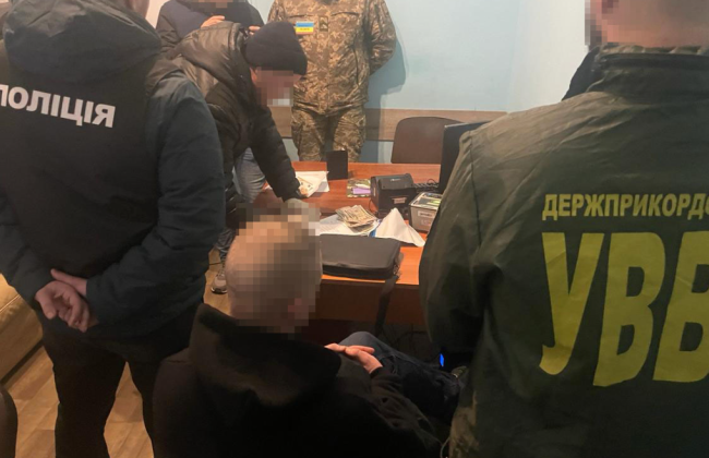 На границе с Польшей задержали мужчину, предлагавшего 500 долларов и 450 евро за беспрепятственный пропуск