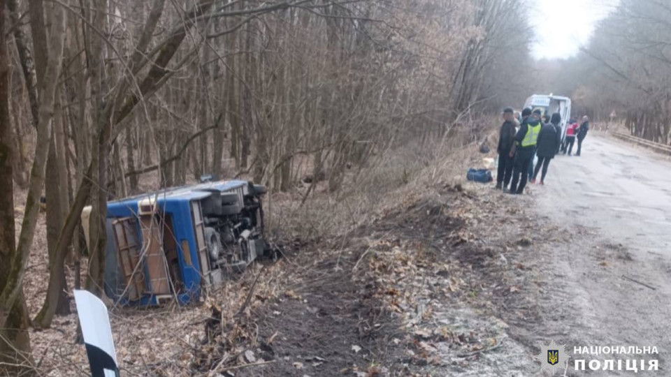 На Київщині автобус з людьми з'їхав у кювет та перекинувся