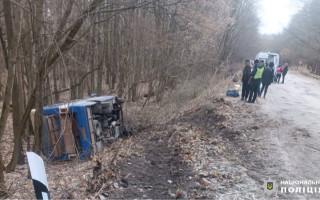 На Киевщине автобус с людьми съехал в кювет и перевернулся