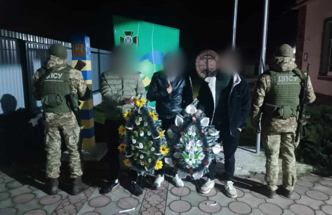 «Креативят по-черному»: харьковские уклонисты с венками ехали на якобы похороны бабушки в Румынию