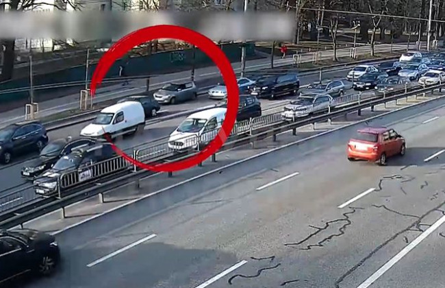 В Киеве пьяный водитель пытался скрыться от полиции: чем закончилась история — видео