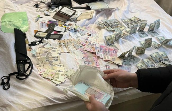 Снимал аресты с имущества должников за взятки: ДБР разоблачило должностного лица Исполнительной службы в Винницкой области