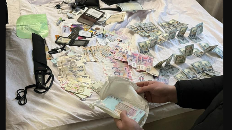 Снимал аресты с имущества должников за взятки: ДБР разоблачило должностного лица Исполнительной службы в Винницкой области