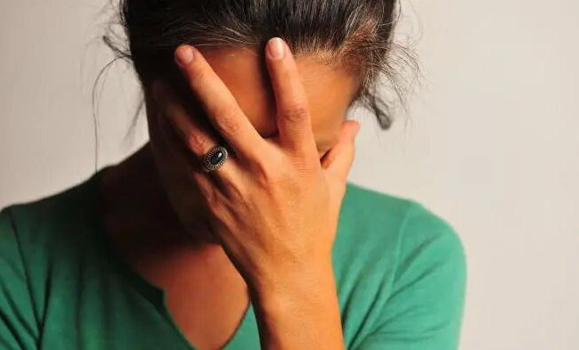 Суд признал мужчину, преследовавшего бывшую жену, виновным в психологическом домашнем насилии