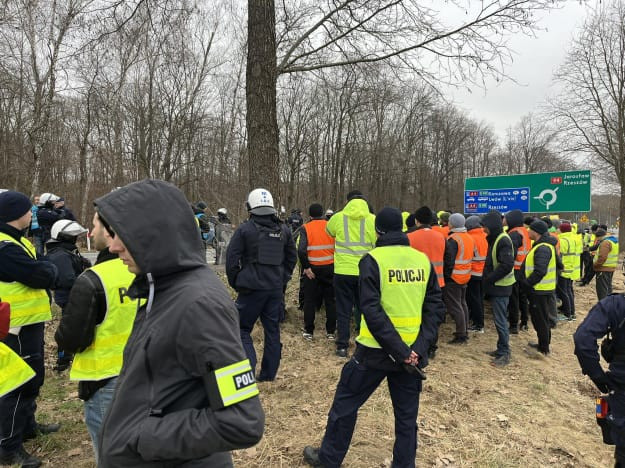 Стычки на границе: польские правоохранители заблокировали движение украинских грузовиков