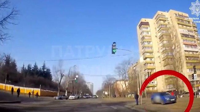 В Киеве водитель хотел объехать пробку по трамвайным путям и был наказан: видео