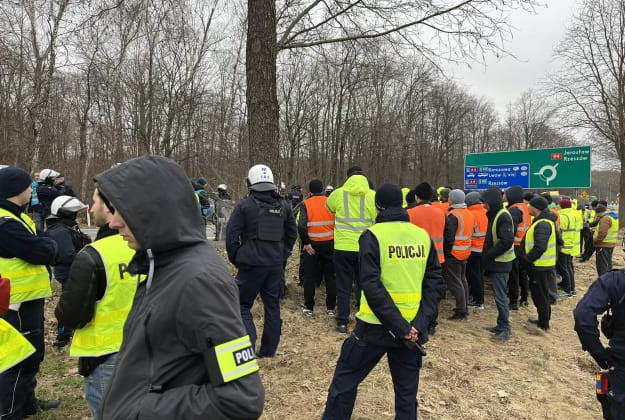 Стычки на границе: польские правоохранители заблокировали движение украинских грузовиков