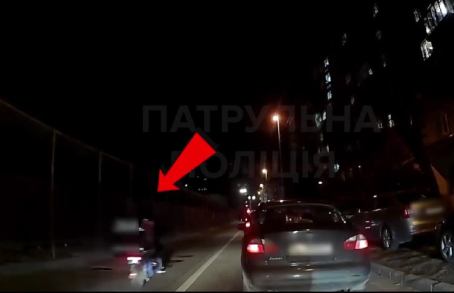 Погоня за мопедом по встречной полосе: в Киеве патрульные остановили водителя
