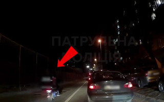 Погоня за мопедом по встречной полосе: в Киеве патрульные остановили водителя