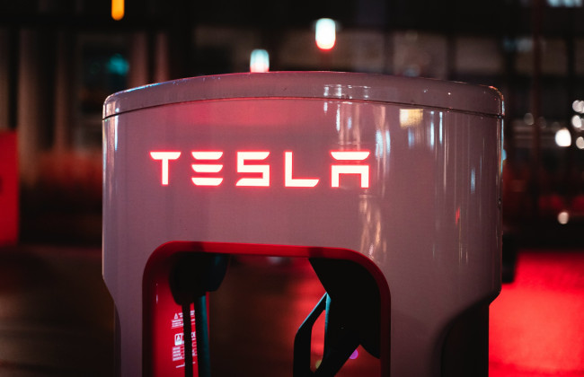 Tesla планирует начать выпуск первого электрического спорткара в следующем году