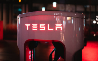 Tesla планирует начать выпуск первого электрического спорткара в следующем году
