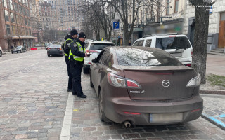 В Киеве патрульные следят за соблюдением правил парковки: фото