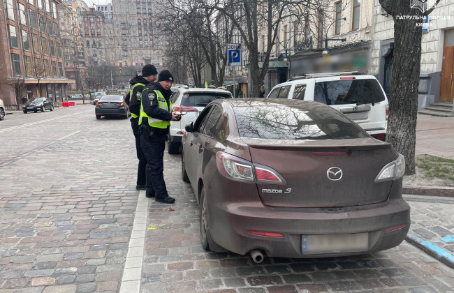 В Киеве патрульные следят за соблюдением правил парковки: фото