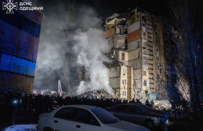 Зеленский отреагировал на удар по дому в Одессе: Надо усиливать украинский воздушный щит