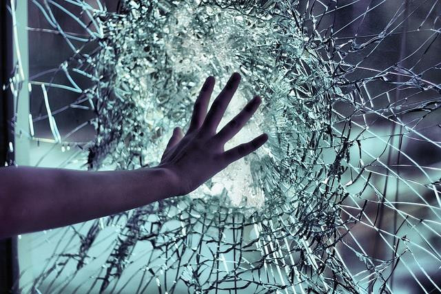 Во Львове судили женщину за то, что ее дочь в нетрезвом состоянии разбила дверь в аквапарке