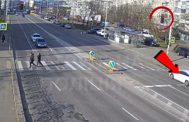 В Киеве водитель на глазах у полиции проехал на красный сигнал светофора: как его наказали, видео