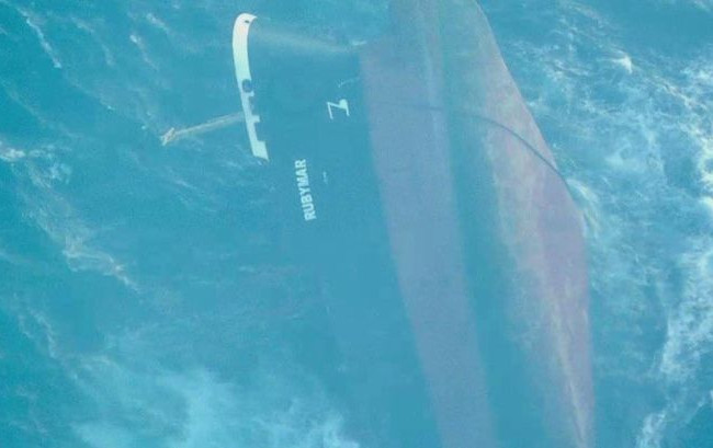 Потопленный хуситами в Красном море корабль представляет экологическую угрозу