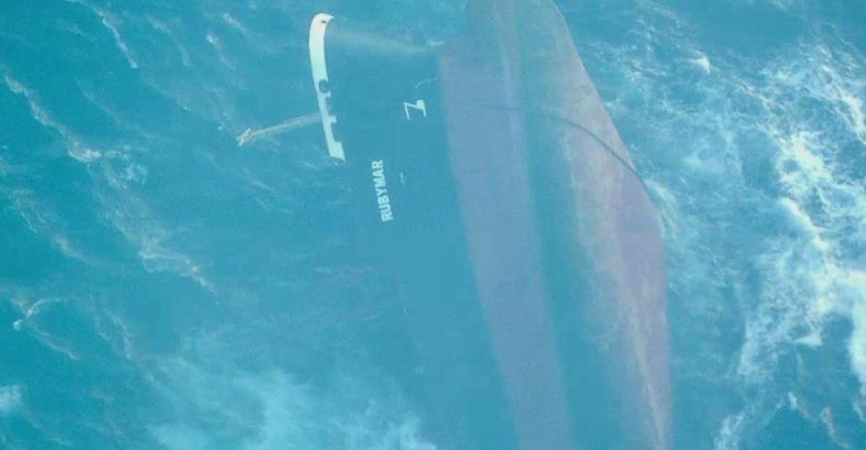 Потопленный хуситами в Красном море корабль представляет экологическую угрозу