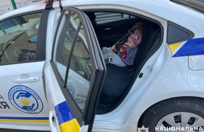 В Киеве маленькие дети бегали раздетые на улице – на женщину составили уже второй протокол