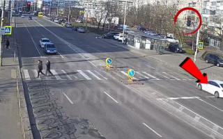 В Киеве водитель на глазах у полиции проехал на красный сигнал светофора: как его наказали, видео