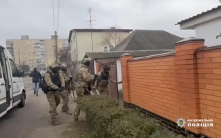 В Днепре разоблачили мужчин, которые занимались продажей оружия, среди ассортимента – автоматы, гранаты и патроны