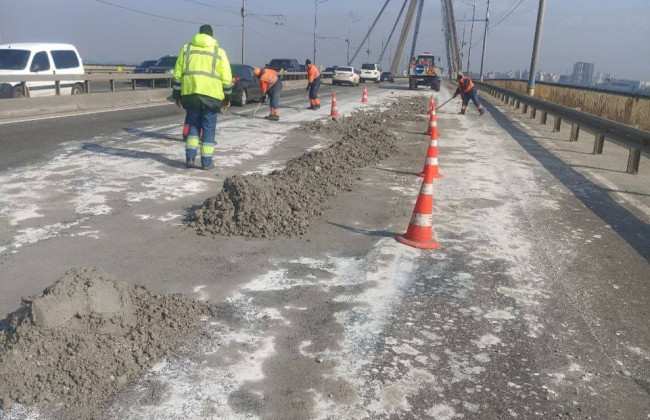 В Киеве грузовик залил бетонными отходами проезжую часть Северного моста: как наказали водителя