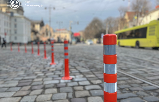 Во Львове решили бороться с недобросовестной парковкой автомобилей с помощью делинеаторов