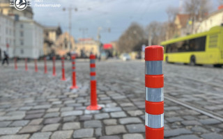 Во Львове решили бороться с недобросовестной парковкой автомобилей с помощью делинеаторов