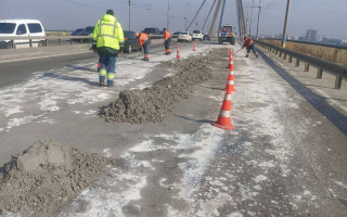 В Киеве грузовик залил бетонными отходами проезжую часть Северного моста: как наказали водителя