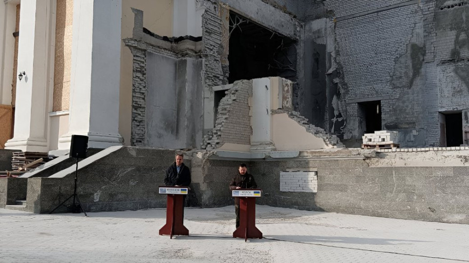 рф ударила по Одессе во время встречи в городе Зеленского и премьера Греции: Президент сказал, что видел удар, видео