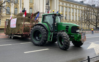 Польские фермеры устроили массовый митинг в Варшаве с поджогом шин и столкновениями с полицией, фото
