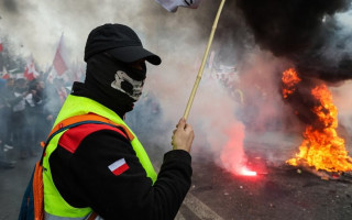 Избиение полицейских во время митингов фермеров в Польше: как отреагировала власть