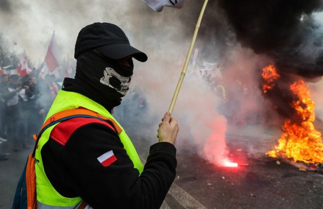 Избиение полицейских во время митингов фермеров в Польше: как отреагировала власть