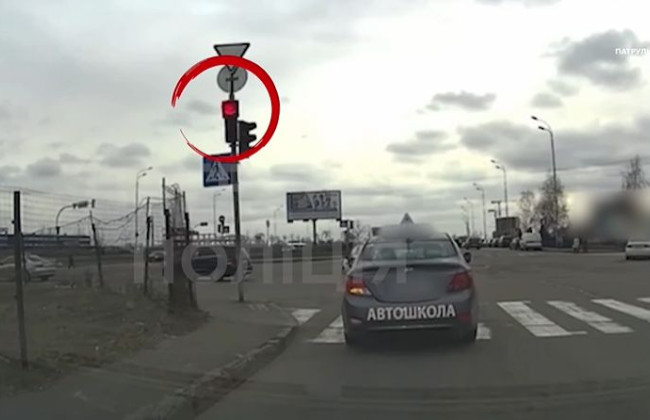 В Киеве водитель машины автошколы с инструктором проехал на красный сигнал светофора: кто получил штраф
