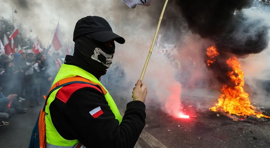 Побиття поліцейських під час мітингів фермерів у Польщі: як відреагувала влада